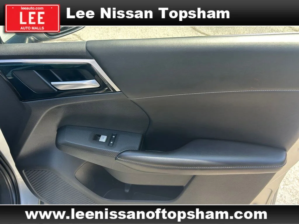 Used 2022 Silver Mitsubishi SE image 17