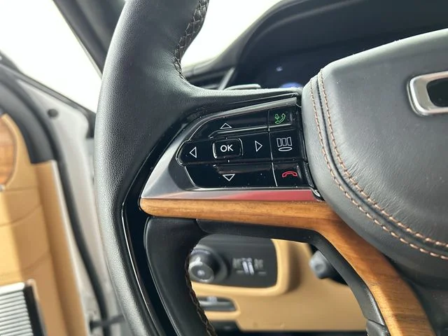Used 2023 White/off-white Jeep Summit Reserve image 11