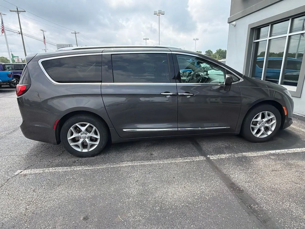 Used 2017 Gray Chrysler Touring L Plus image 3