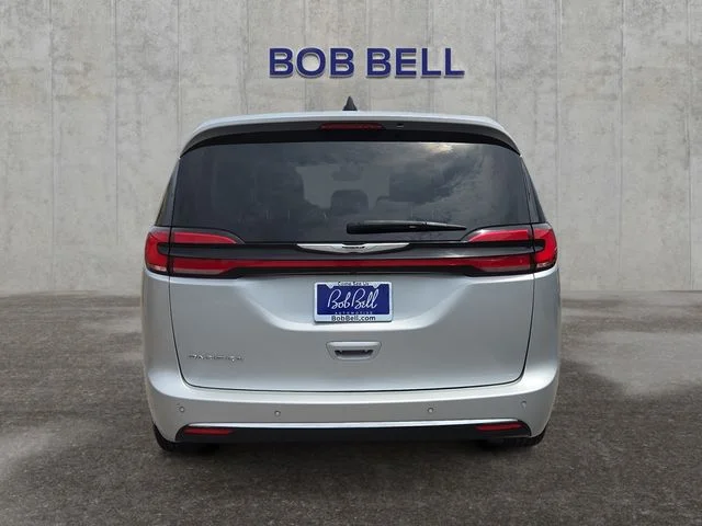 Used 2024 Silver Chrysler Touring L image 4