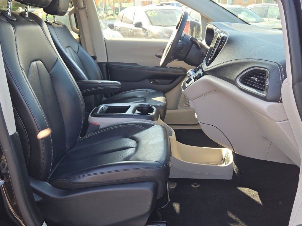 Used 2024 Black Chrysler Select image 6
