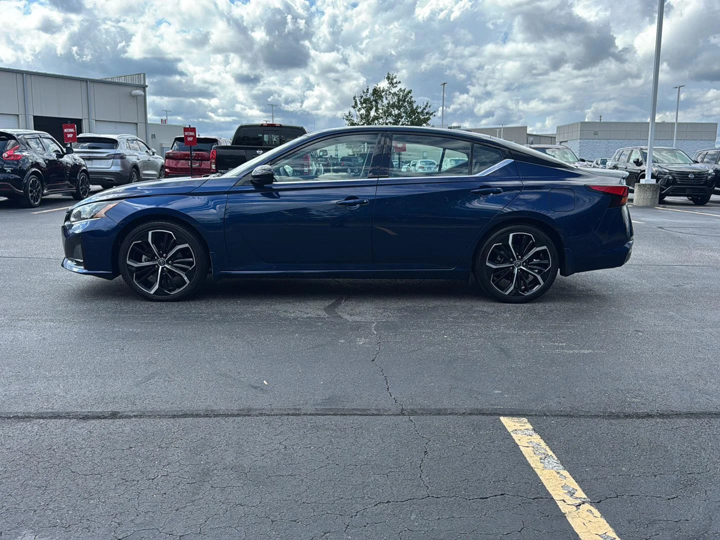 Used 2023 Deep Blue Pearl Nissan 2.5 SR image 2
