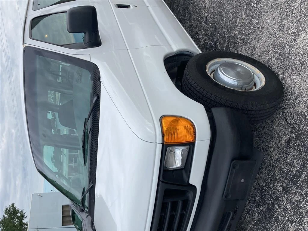 Used 2006  Ford Chateau image 2