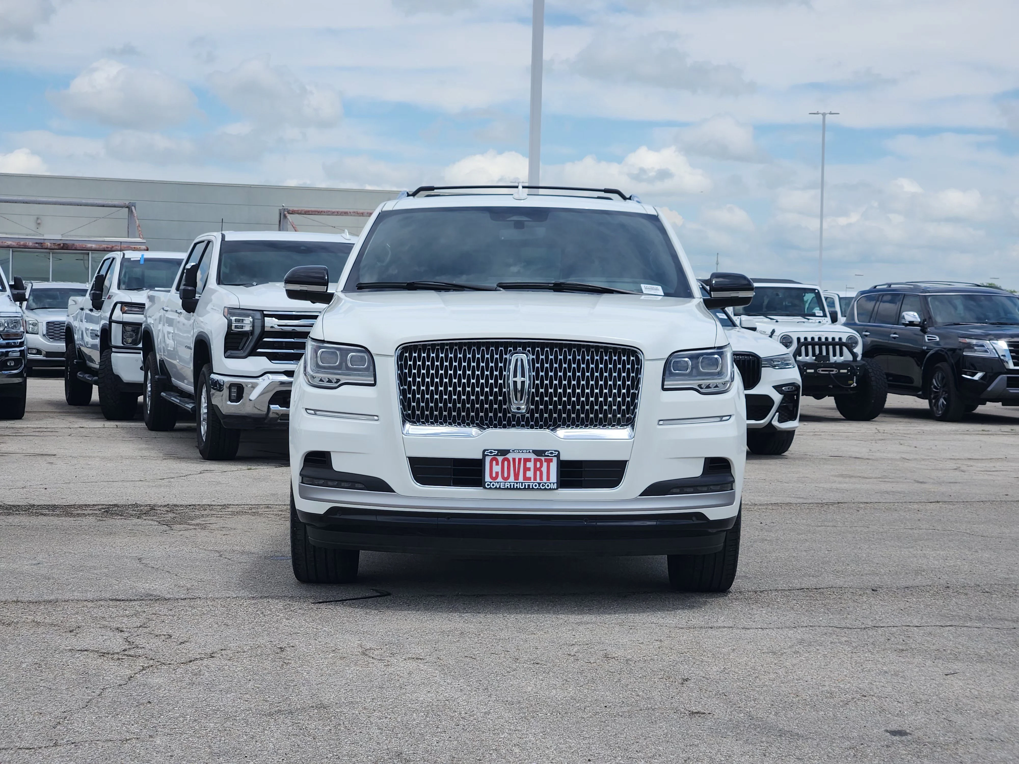 Used 2023  Lincoln Reserve image 2