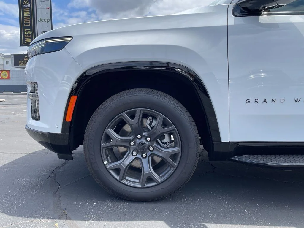 New 2026 Bright White Clear-Coat Exterior Paint Jeep Limited Altitude image 9