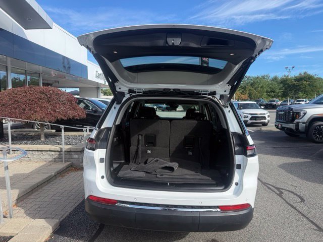 Used 2023 White/off-white Jeep Limited image 24