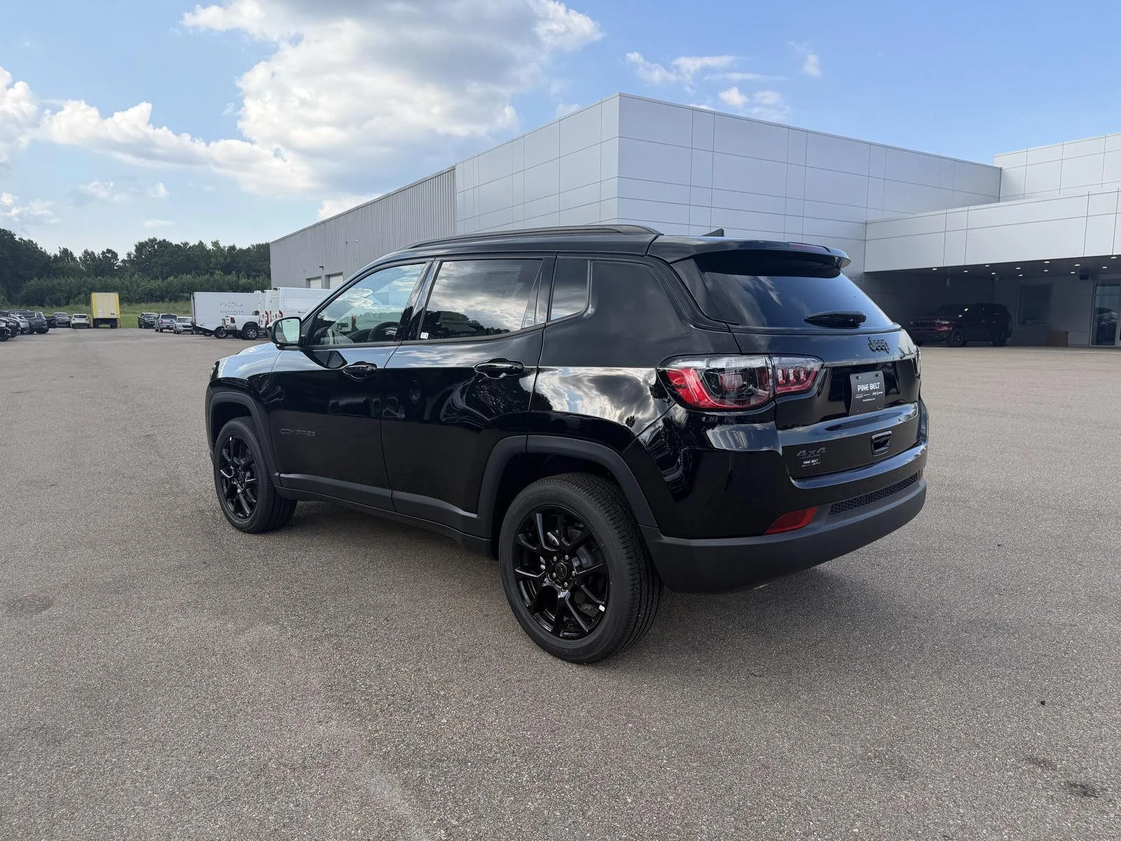 New 2026 Diamond Black Crystal Pearlcoat Jeep Latitude Altitude image 4
