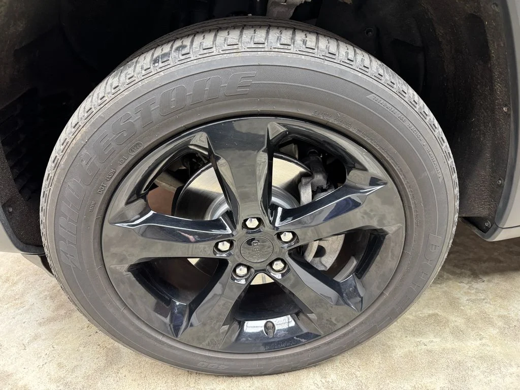 Used 2023 Diamond Black Jeep Altitude X image 30