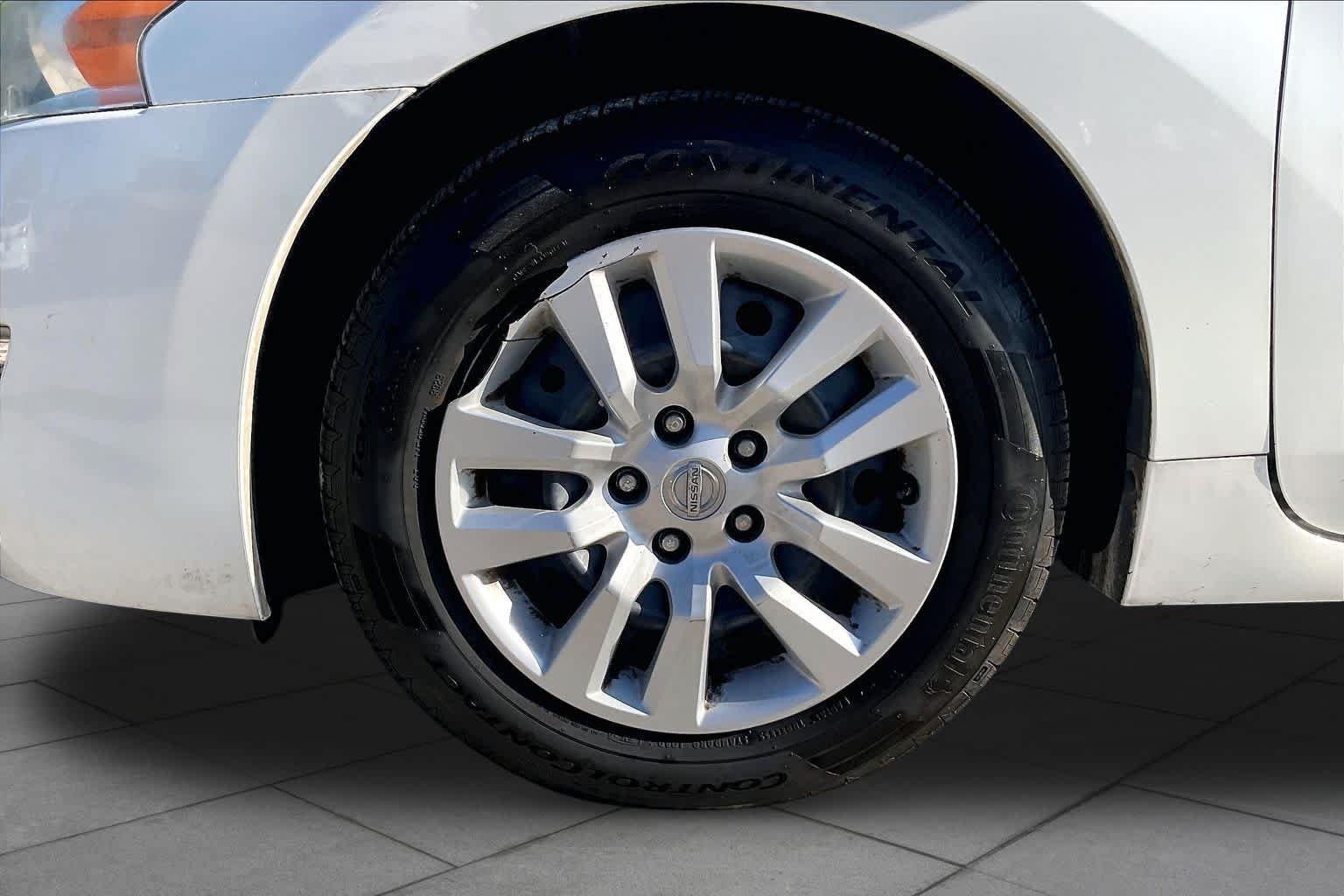 Used 2015 Pearl White Nissan 2.5 S image 10