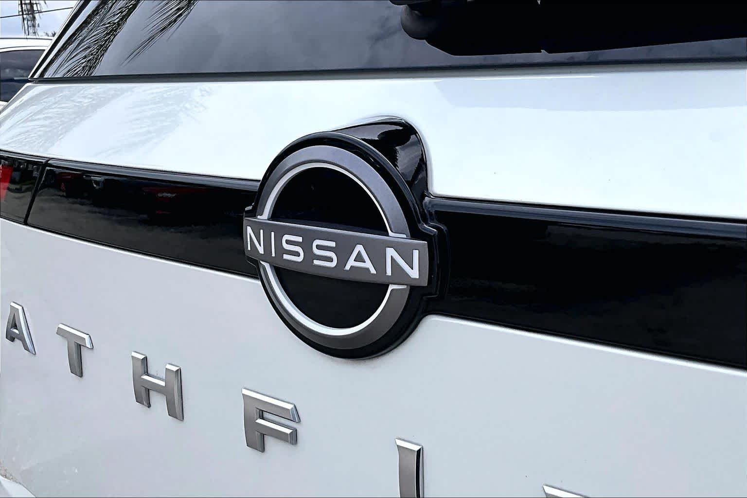 Used 2022 Pearl White Tricoat Nissan Platinum image 31