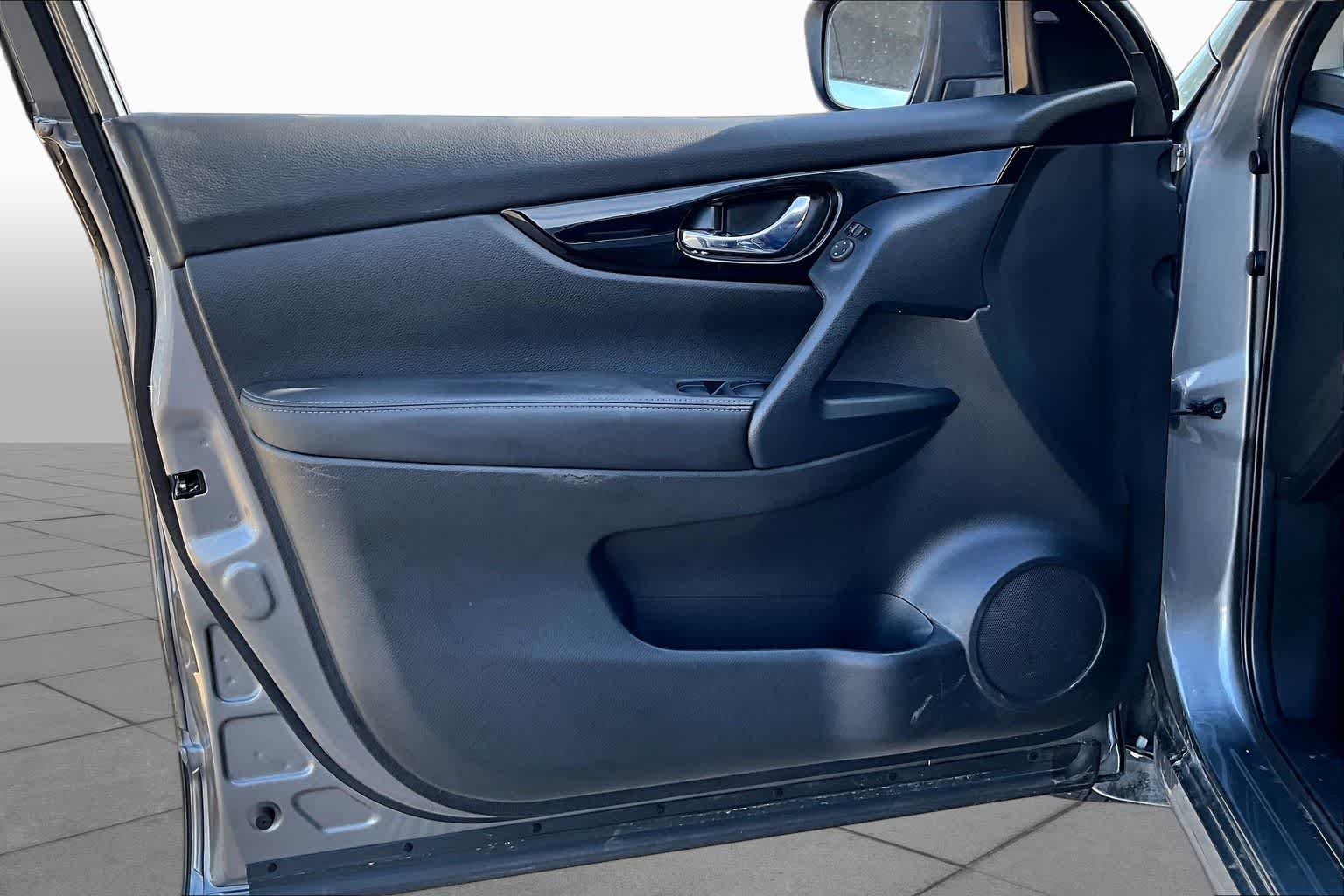 Used 2022 Gun Metallic Nissan SL image 24