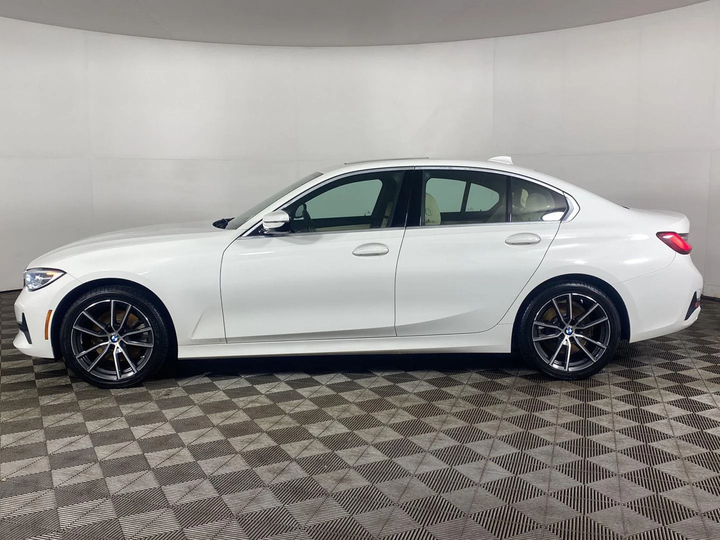Used 2020 Alpine White BMW 330i xDrive image 27