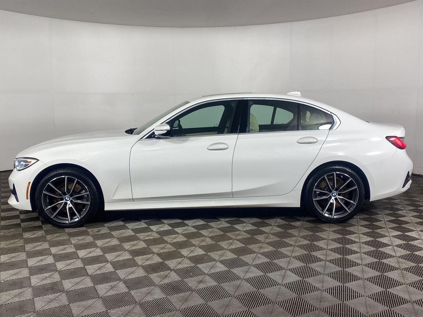 Used 2020 Alpine White BMW 330i xDrive image 27