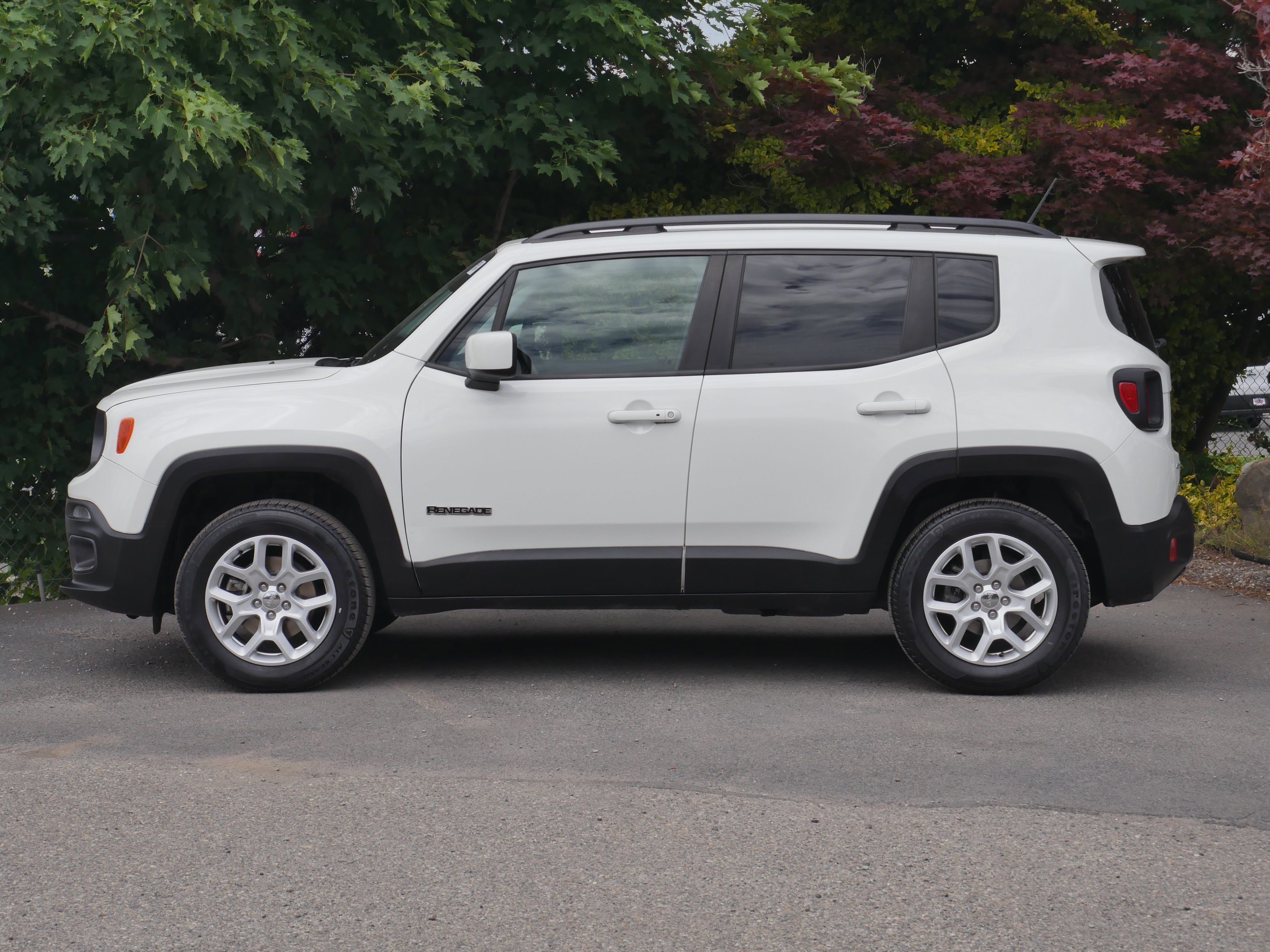 Used 2017 Alpine White Jeep Latitude image 15