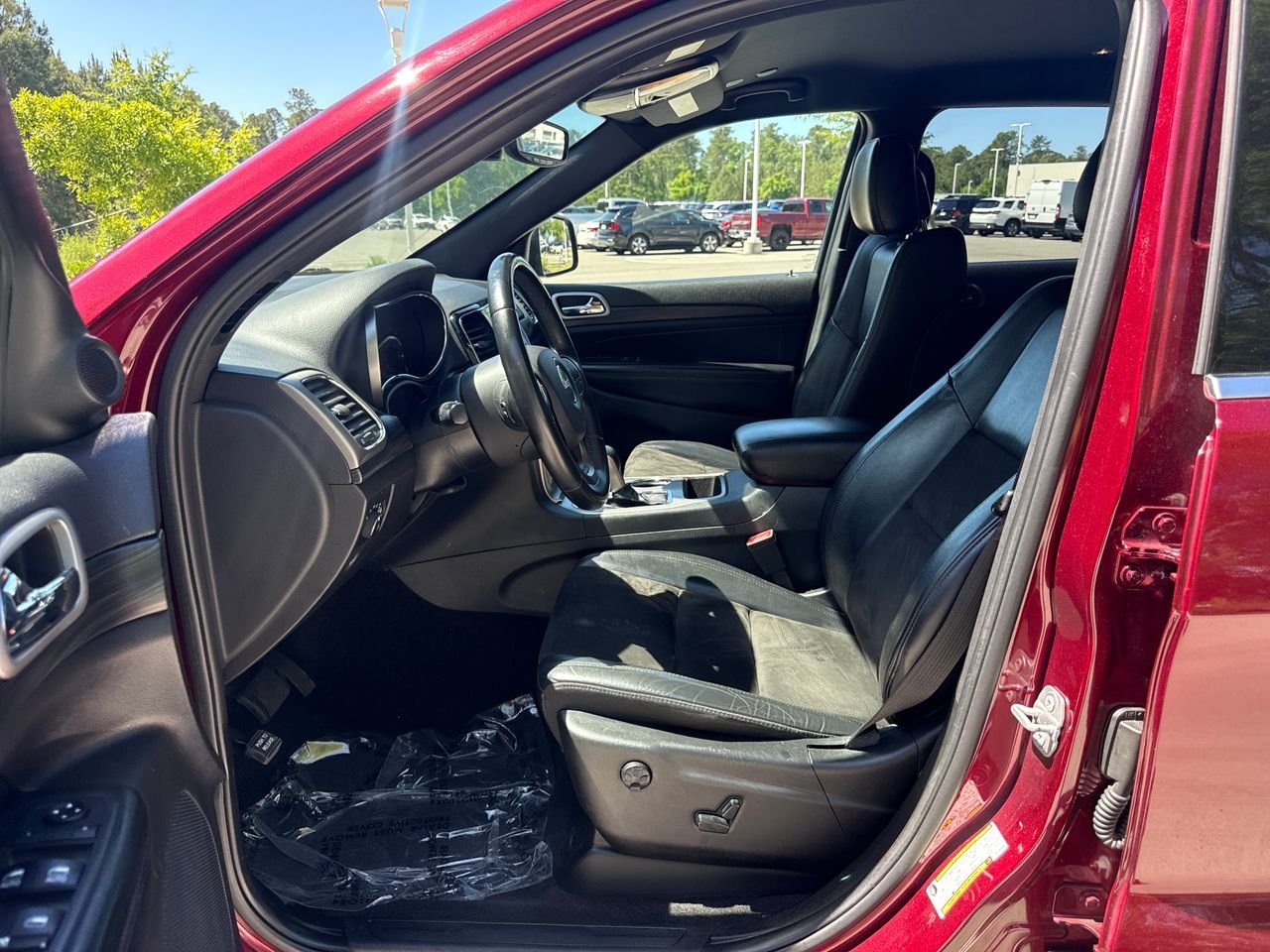 Used 2019 Red Jeep Laredo E image 12