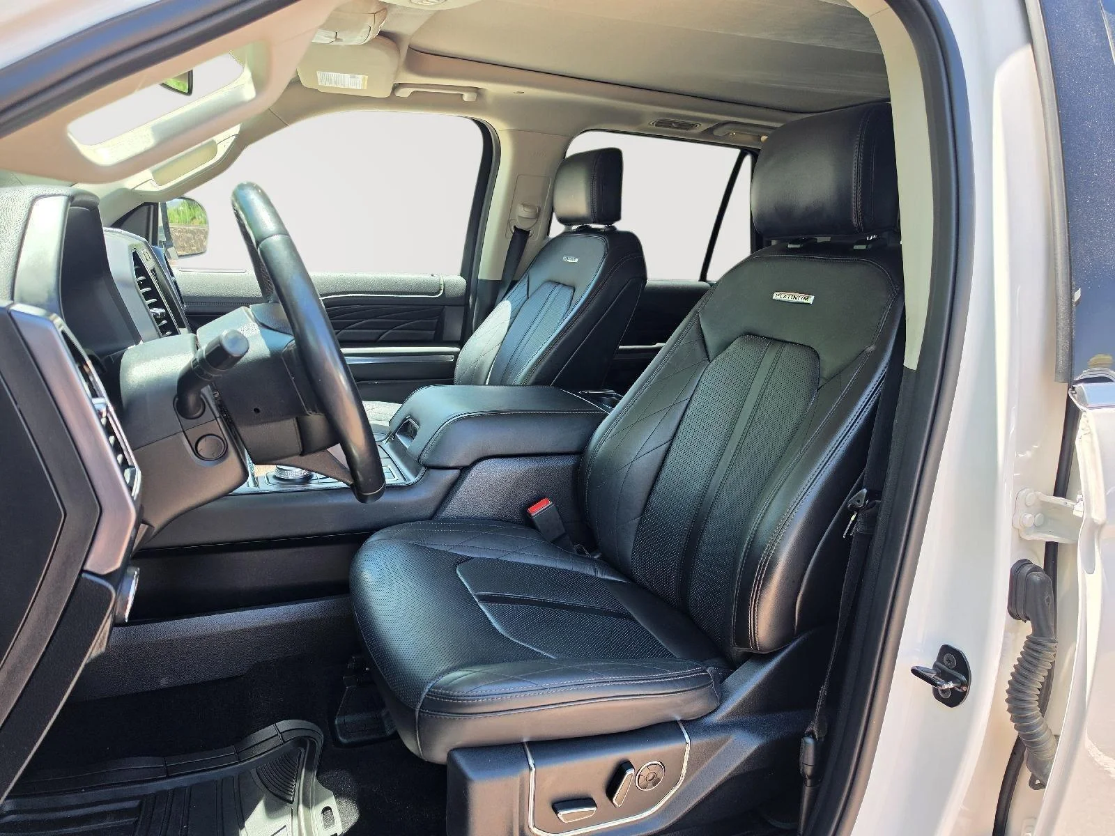 Used 2019 White Platinum Metallic Tri-Coat Ford Platinum image 4
