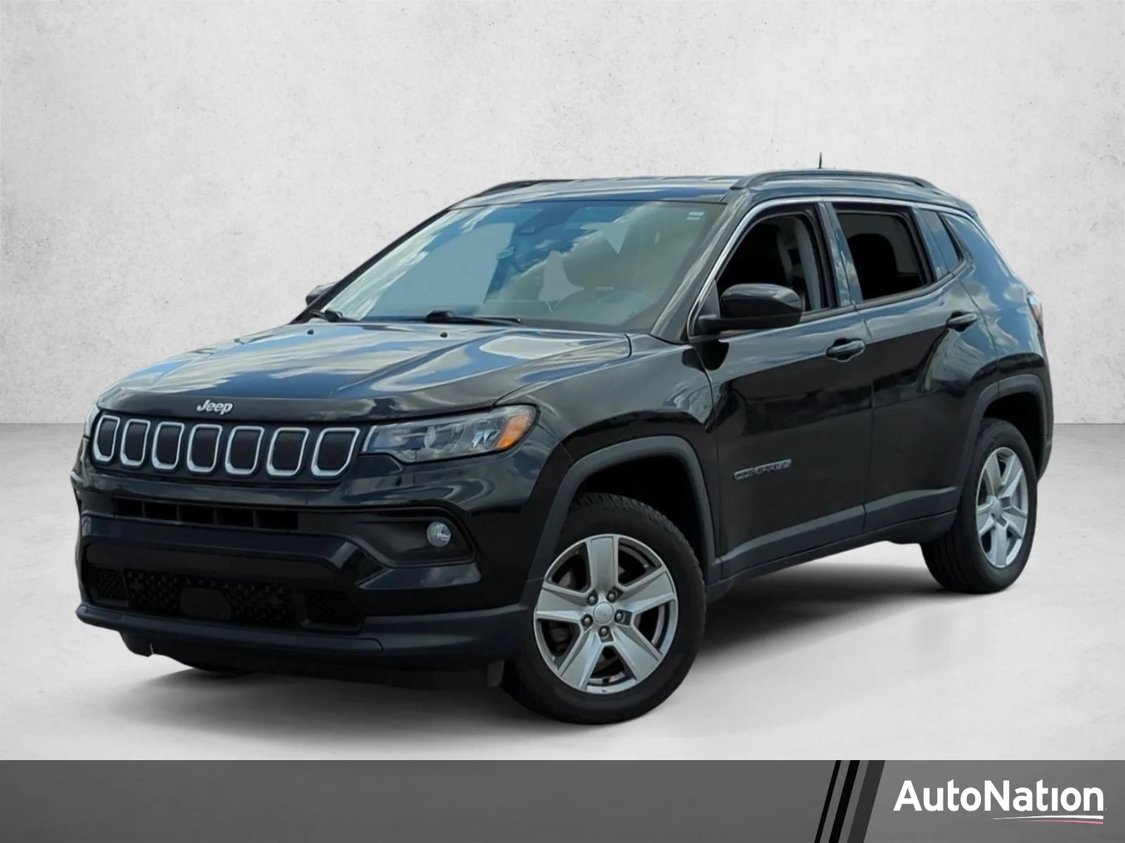 Used 2022 Diamond Black Crystal Pearlcoat Jeep Latitude image 1