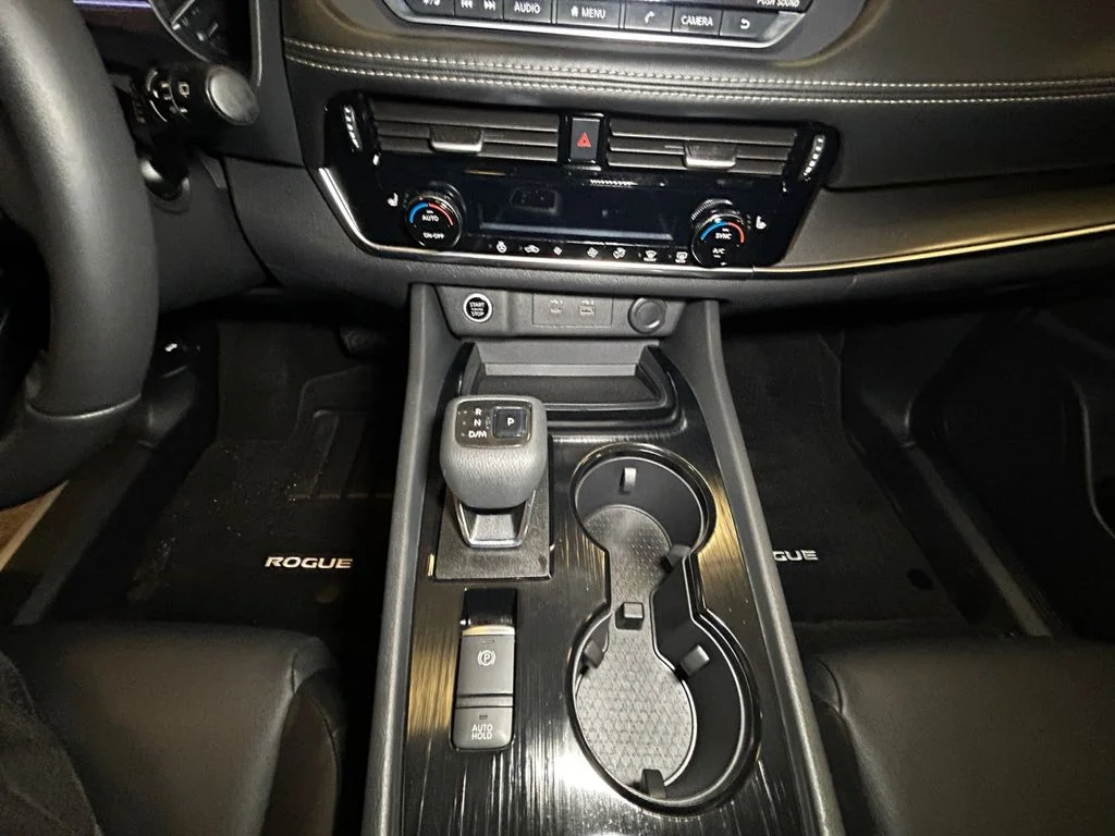 Used 2021 Brilliant Silver Nissan SV image 12