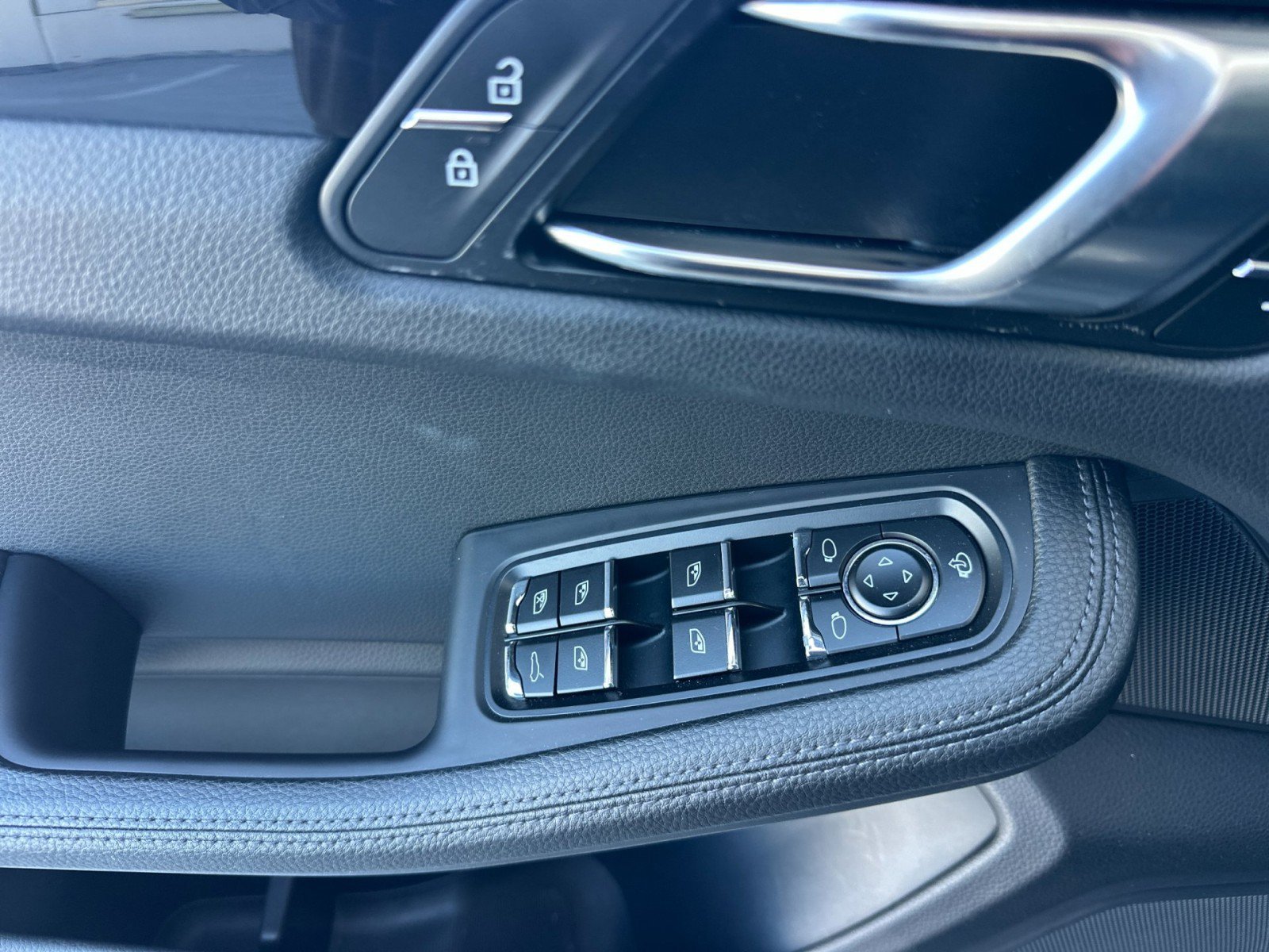 Used 2023 Black Porsche Macan (AWD) image 12