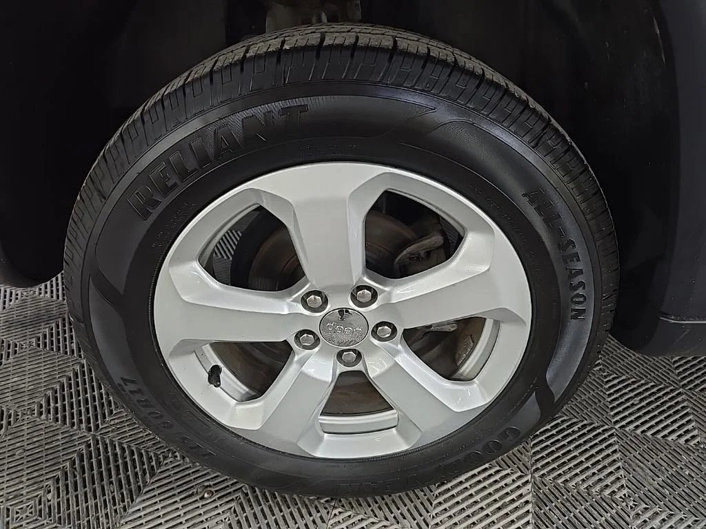 Used 2018 White Jeep Latitude image 13