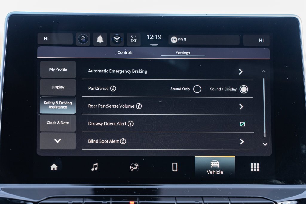 Used 2025 Diamond Black Crystal Pearlcoat Jeep Trailhawk image 17
