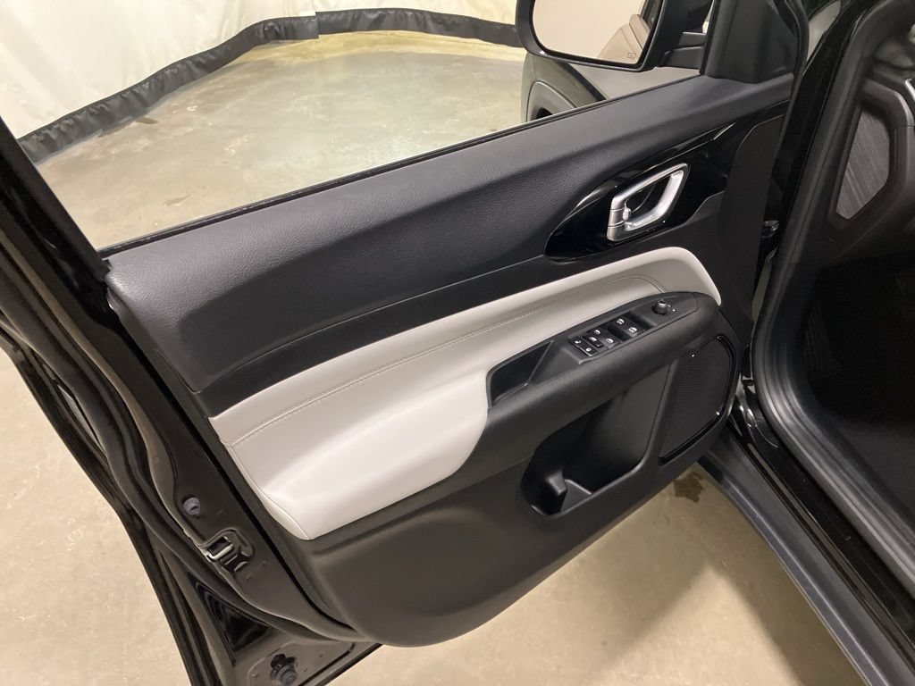 Used 2025 Diamond Black Crystal Pearlcoat Jeep Limited image 8