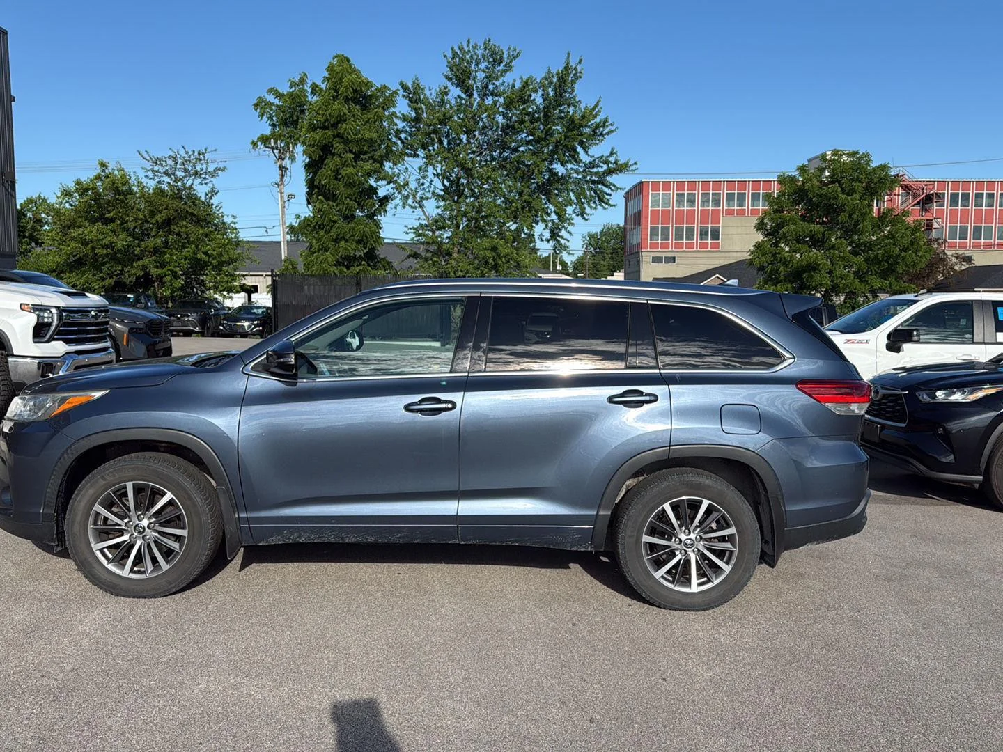 Used 2017 Shoreline Blue Pearl Toyota XLE image 6