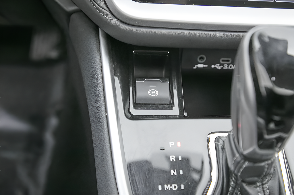 Used 2023 Crystal White Pearl Subaru Onyx Edition image 27