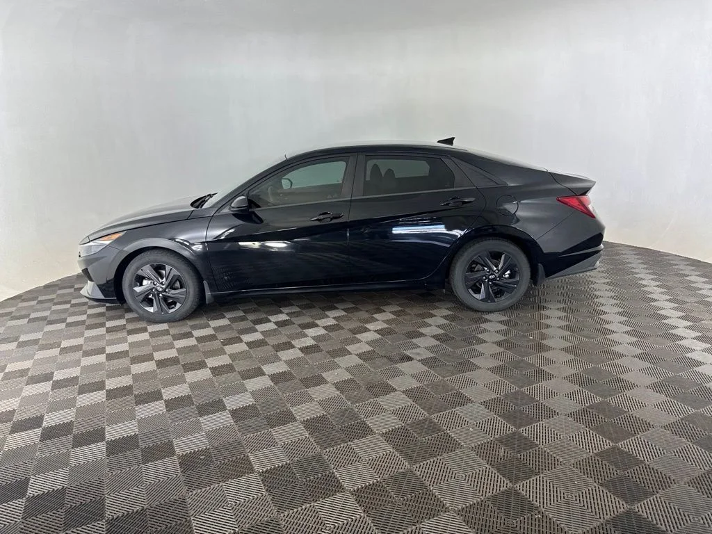 Used 2022 Black Hyundai SEL image 9