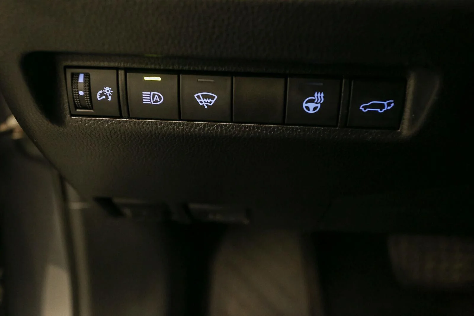 Used 2020 Magnetic Gray Metallic Toyota XLE Premium image 44