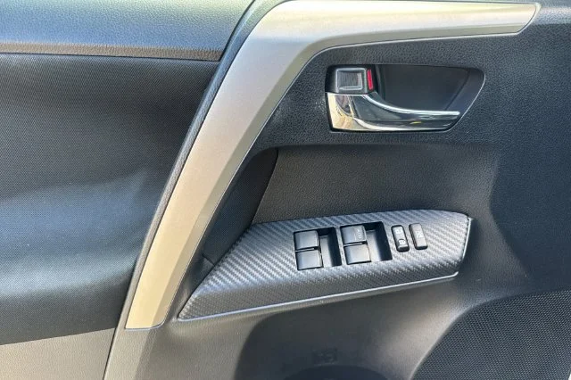 Used 2014 Silver Toyota XLE image 11