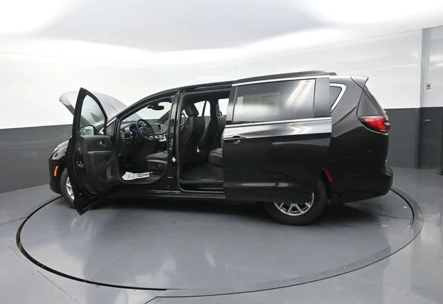 New 2027 Diamond Black Crystal Pearl-Coat Exterior Paint Chrysler Select image 33