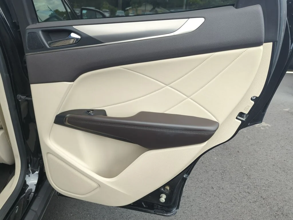 Used 2017 Black Lincoln Premiere image 31