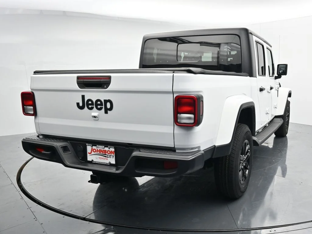 Used 2022 White Jeep Sport image 5