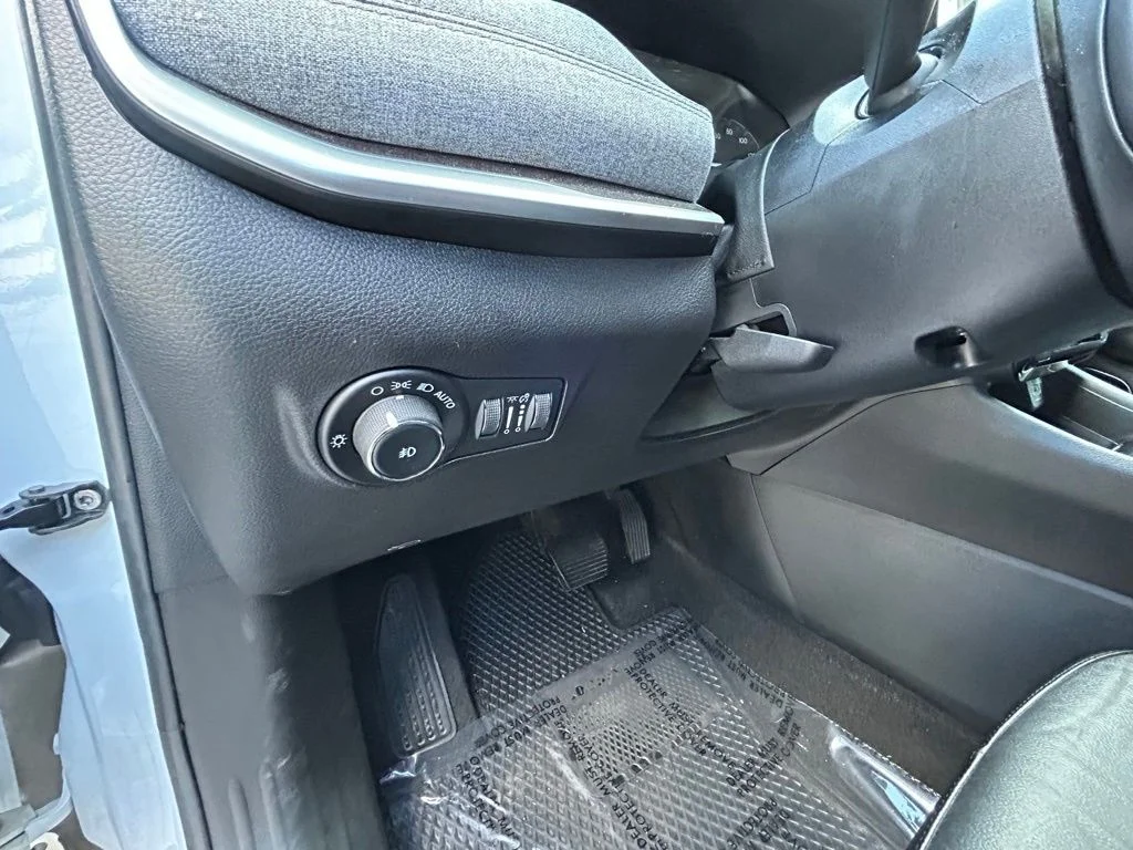 Certified Used 2022 White Jeep Latitude Lux image 19