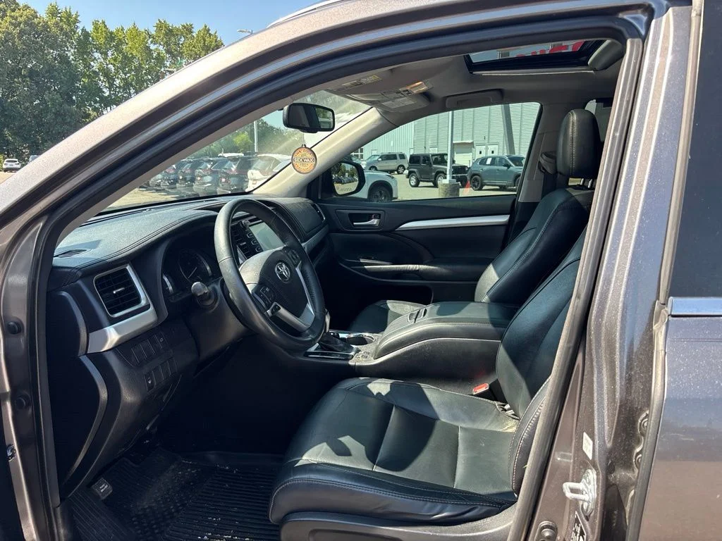 Used 2016 Gray Toyota XLE V6 image 5
