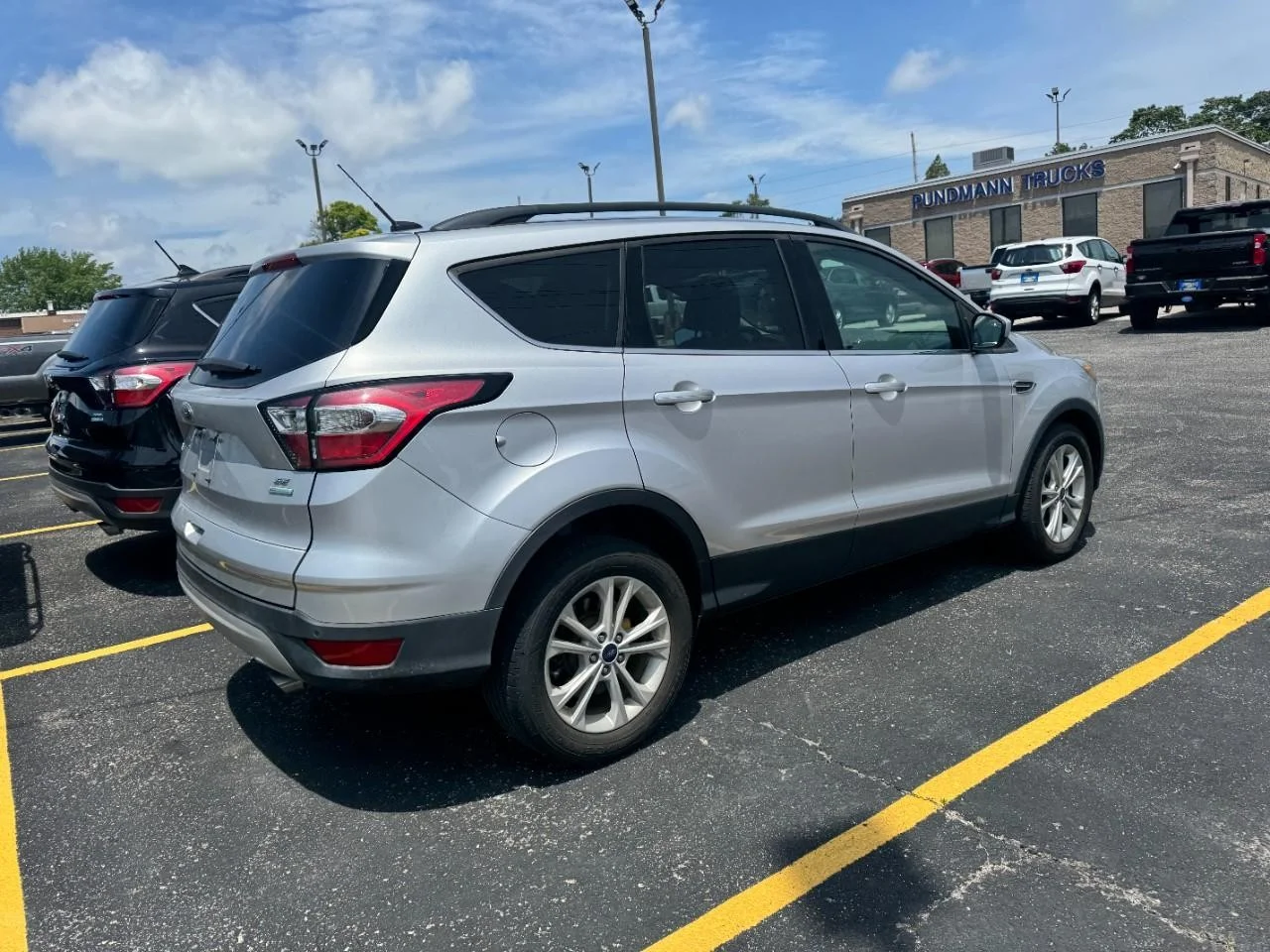 Used 2017 Ingot Silver Metallic Ford SE FWD image 5