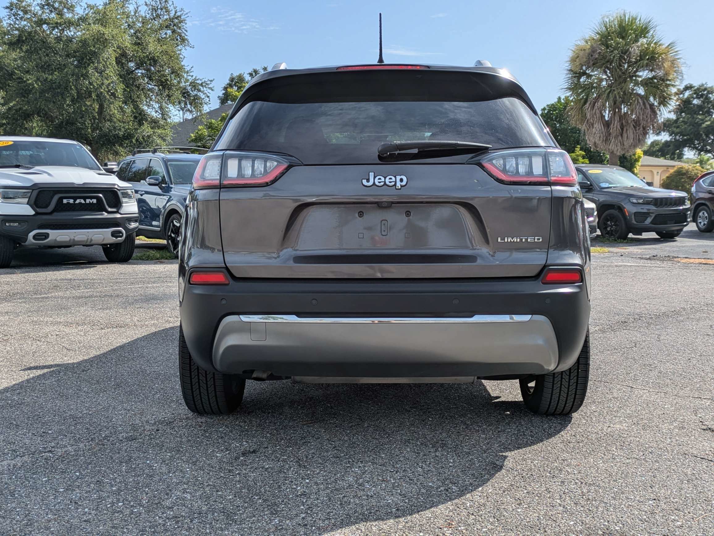 Used 2019 Granite Crystal Metallic Clearcoat Jeep Limited image 6
