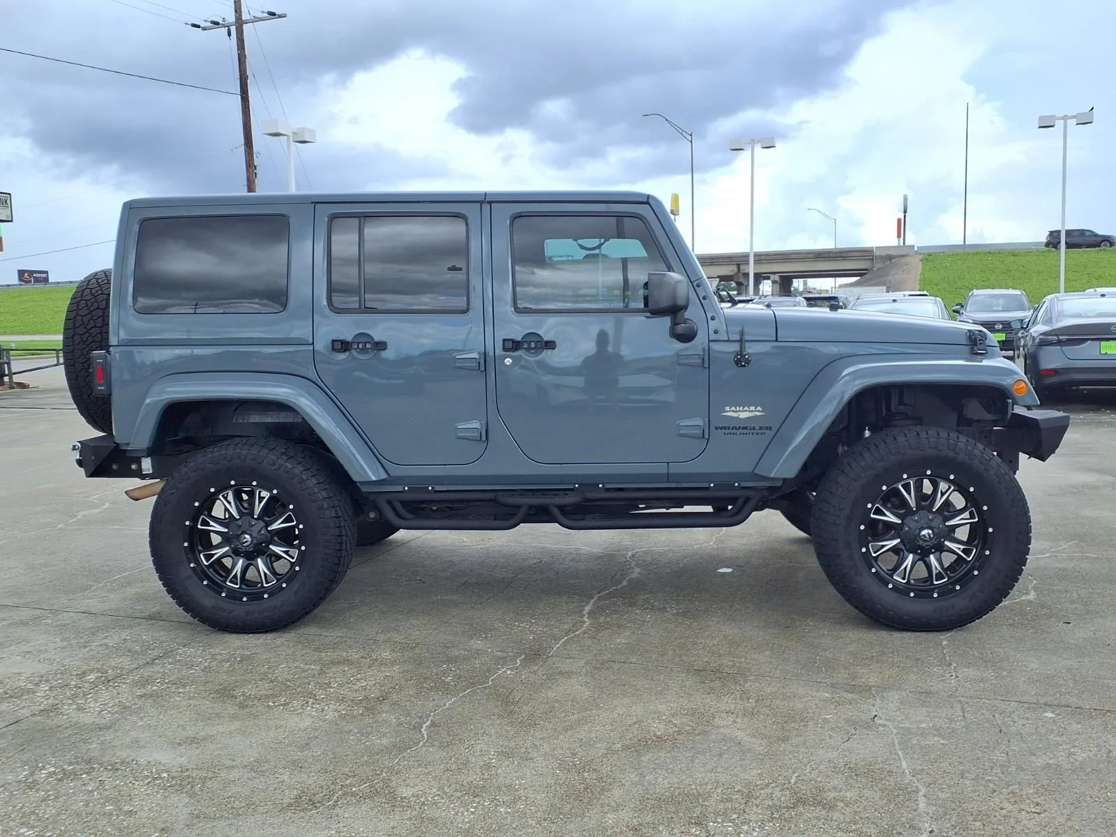 Used 2014 Gray Jeep Unlimited Sahara image 8