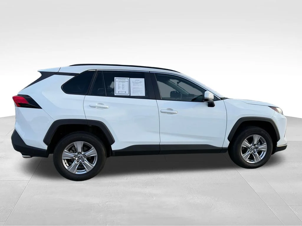 Used 2022 White Toyota XLE image 30