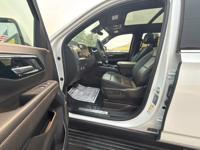 Used 2025  Chevrolet High Country image 9