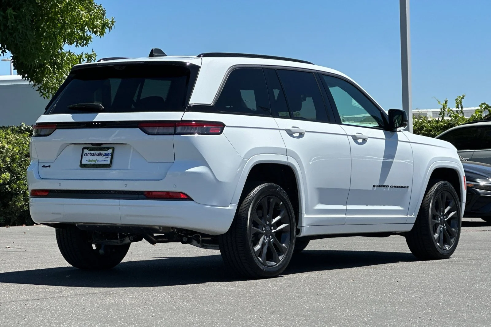 New 2026 Bright White Clear-Coat Exterior Paint Jeep Limited Reserve image 4