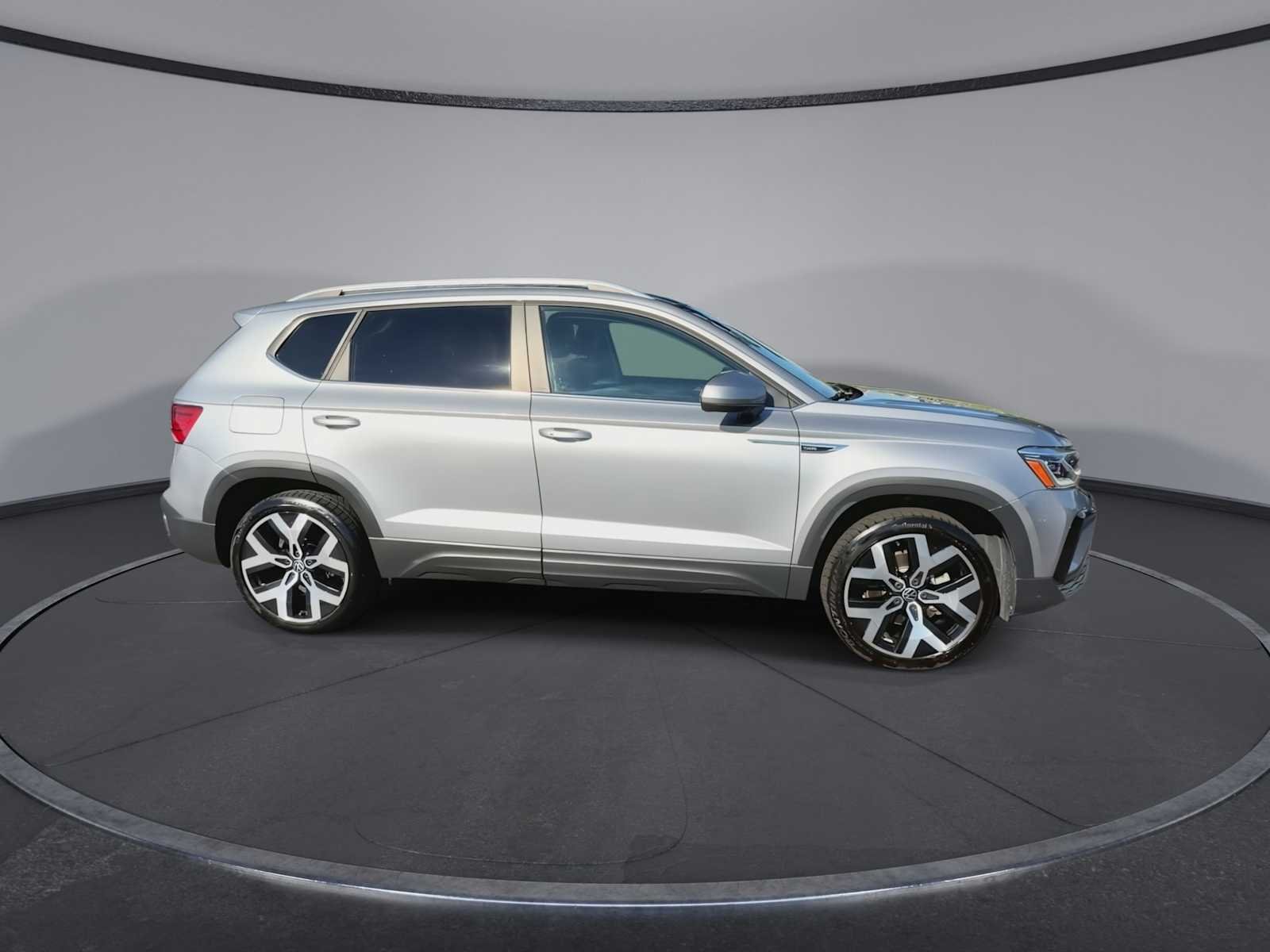 Used 2022 Pyrite Silver Metallic Volkswagen SEL image 9