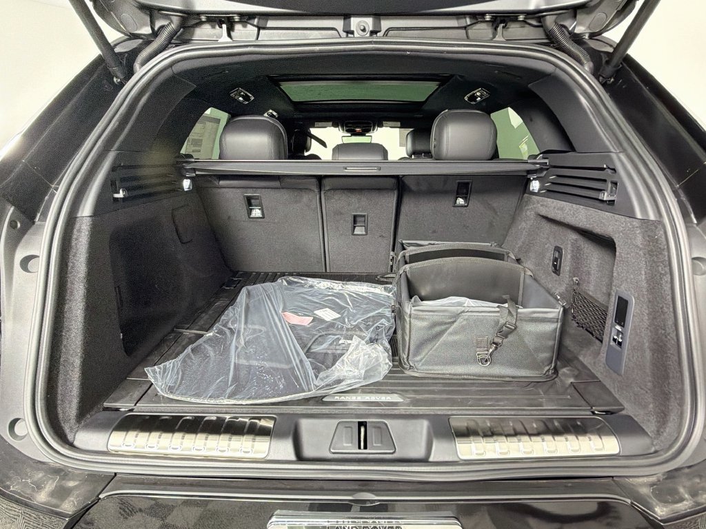 New 2027 Santorini Black Land Rover Dynamic SE P400 image 28