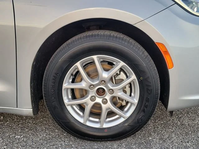 2024 Chrysler Pacifica Touring L - Photo 6