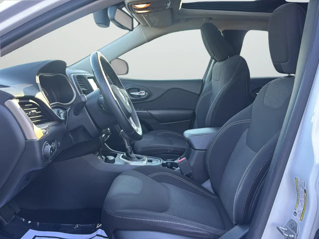 Used 2017 White Jeep Latitude image 10