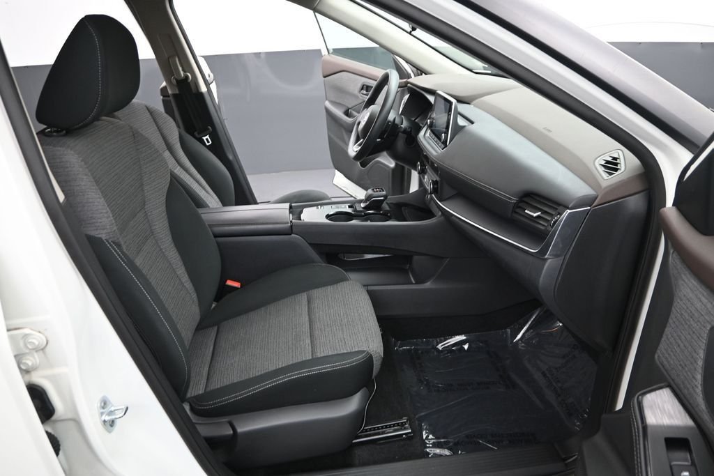 Used 2021 White Nissan S image 27