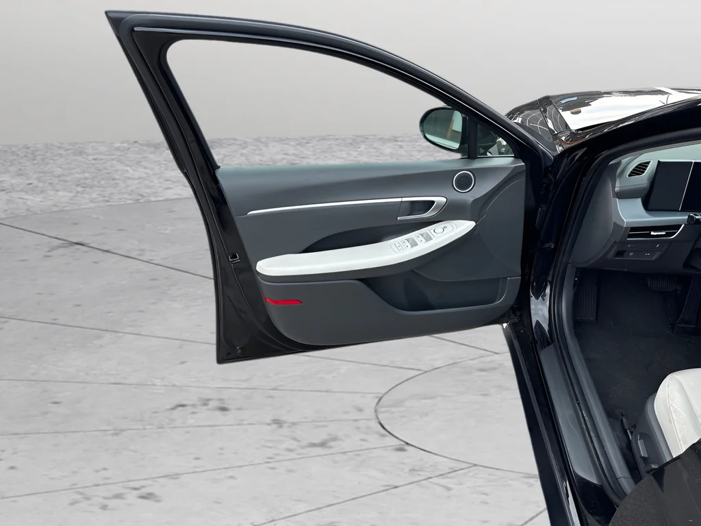 Used 2025 Abyss Black Hyundai SEL image 23