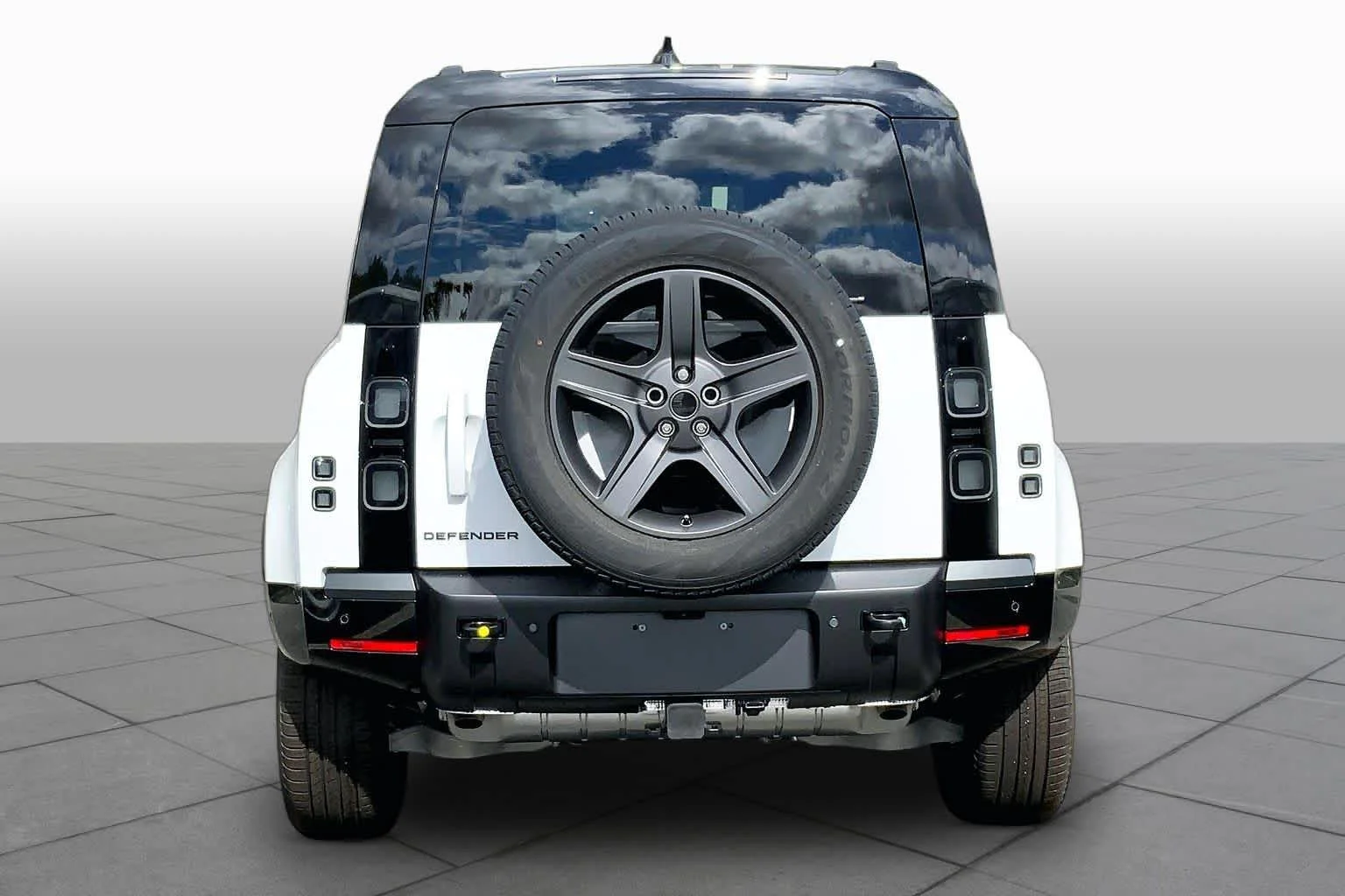 New 2026 Fuji White Land Rover X-Dynamic SE image 4