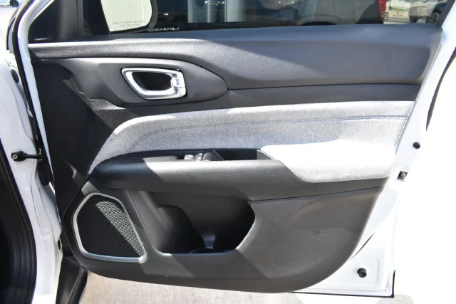 Used 2022 White Jeep Latitude image 17